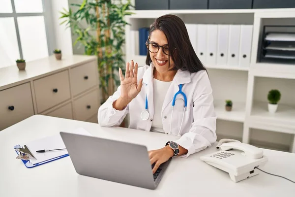 Young Hispanic Doctor Woman Doing Video Call Clinic Looking Positive — Stock Photo, Image