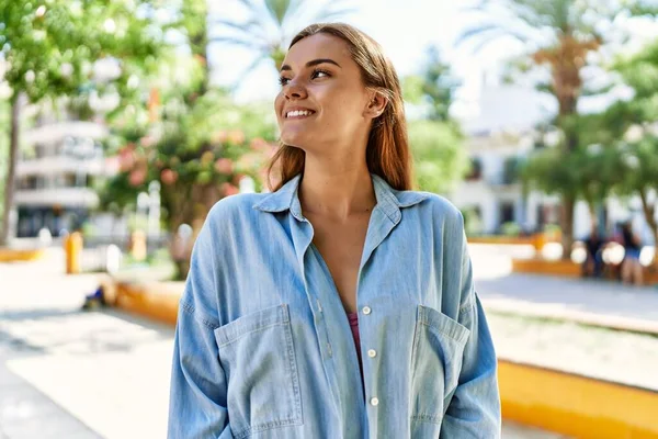 Joven Chica Hispana Sonriendo Feliz Pie Ciudad —  Fotos de Stock