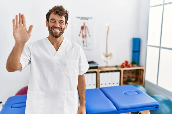 Junger Gutaussehender Physiotherapeut Der Einer Schmerzklinik Arbeitet Verzichtet Auf Fröhliches — Stockfoto