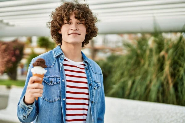 在城市里吃冰激凌的年轻人 — 图库照片