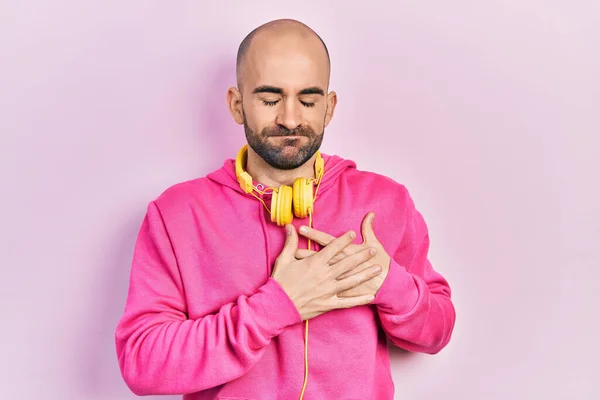 Young Bald Man Wearing Gym Clothes Using Headphones Smiling Hands — 图库照片