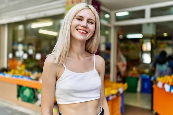 Jong Blond Meisje Glimlachen Gelukkig Staan Stad — Stockfoto