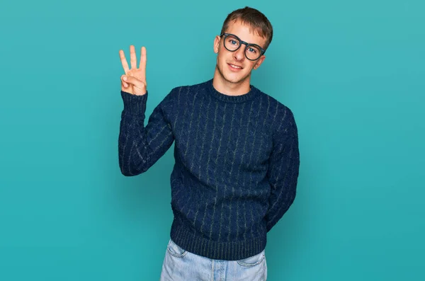 Young Blond Man Wearing Casual Clothes Glasses Showing Pointing Fingers — Foto Stock