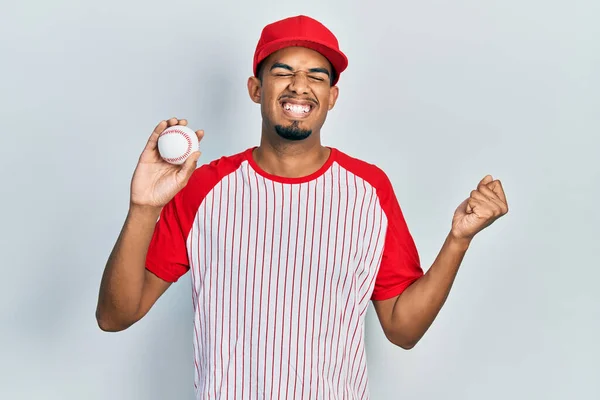 Jovem Afro Americano Vestindo Uniforme Beisebol Confiante Com Sorriso Rosto — Fotografia de Stock