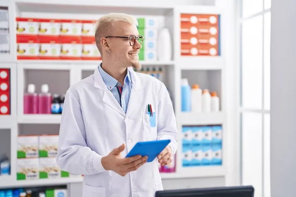 Young Caucasian Man Pharmacist Using Touchpad Working Pharmacy — Stock Photo, Image