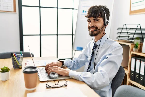 Junger Hispanischer Callcenter Agent Lächelt Glücklich Bei Der Arbeit Büro — Stockfoto