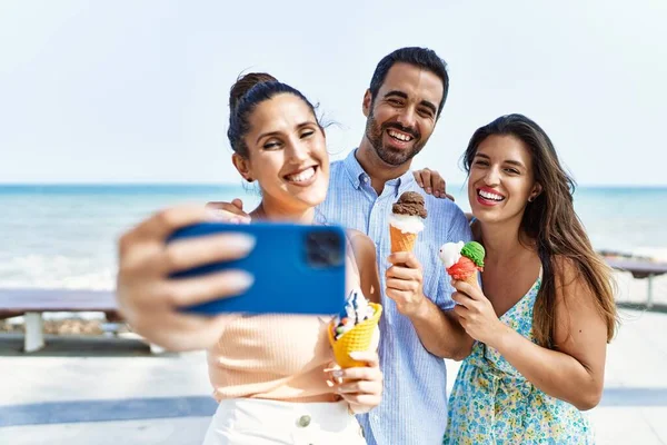 Τρεις Νεαροί Ισπανοί Φίλοι Που Τρώνε Παγωτό Κάνουν Selfie Δίπλα — Φωτογραφία Αρχείου