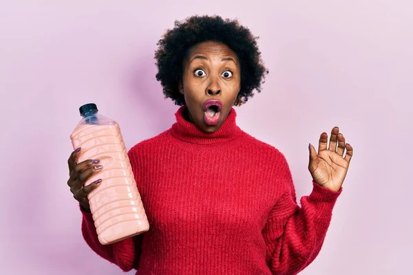 Junge Afrikanisch Amerikanische Frau Hält Waschmittelflasche Verängstigt Und Erstaunt Mit — Stockfoto