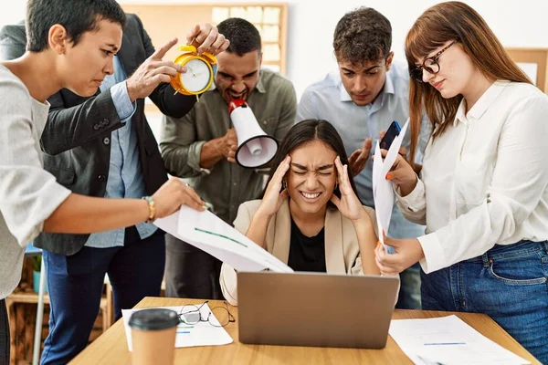 Grupo Empresários Gritando Para Parceiro Estressado Escritório — Fotografia de Stock