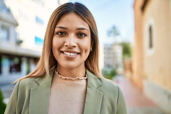 Jonge Latin Vrouw Glimlachen Zelfverzekerd Straat — Stockfoto
