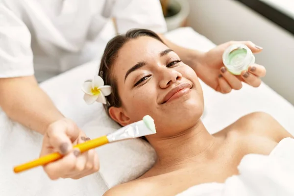 Young Latin Woman Relaxed Having Skin Face Aloe Vera Treatment — Foto Stock