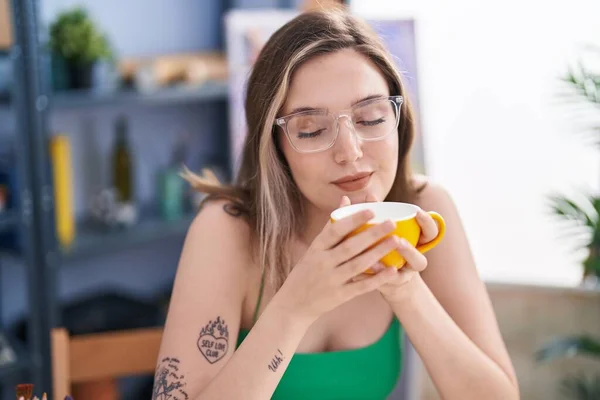 Young Woman Artist Drinking Coffee Art Studio — Stock Photo, Image