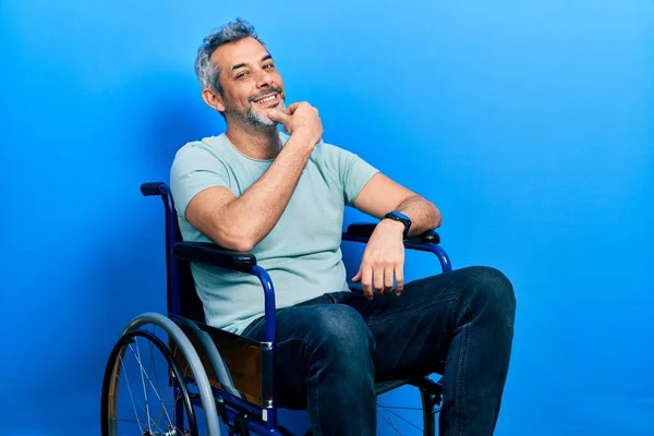 Schöner Mann Mittleren Alters Mit Grauen Haaren Der Rollstuhl Sitzt — Stockfoto