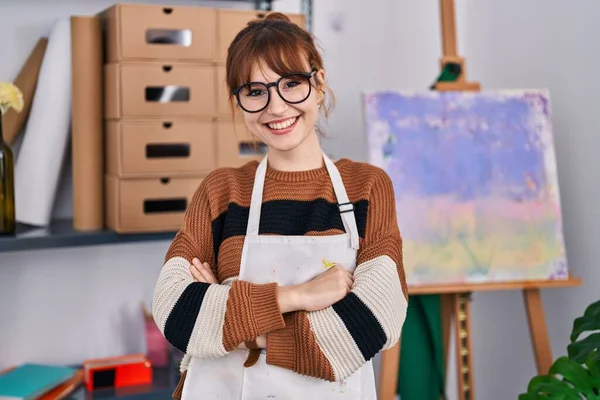 Genç Kadın Sanatçı Gülümsüyor Kollarını Kavuşturup Sanat Stüdyosunda Duruyor — Stok fotoğraf