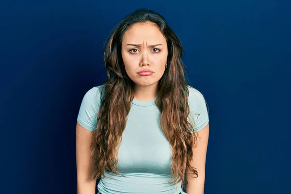 若いヒスパニック系の女の子カジュアルな服を着て落ち込んで苦痛を心配し 怒っていると恐れて泣いている 悲しい表情 — ストック写真