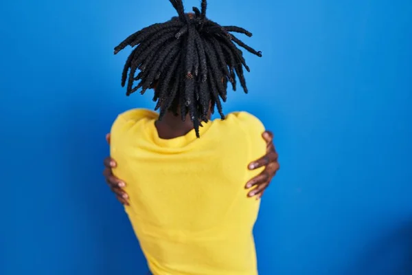 Hermosa Mujer Negra Pie Sobre Fondo Azul Abrazándose Feliz Positivo —  Fotos de Stock