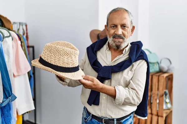 Älterer Grauhaariger Mann Lächelt Selbstbewusst Mit Hut Vor Bekleidungsgeschäft — Stockfoto