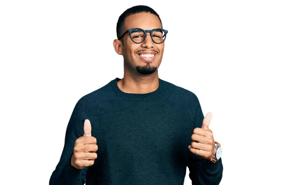Junger Afrikanisch Amerikanischer Mann Lässiger Kleidung Und Brille Mit Positiver — Stockfoto