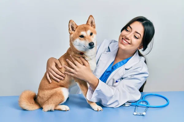 Veterinário Mulher Vestindo Uniforme Clínica Abraçando Cão Com Amor — Fotografia de Stock