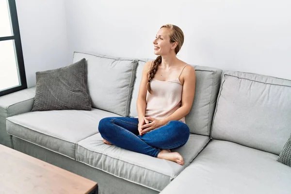 Young Caucasian Woman Smiling Confident Sitting Sofa Home — Zdjęcie stockowe