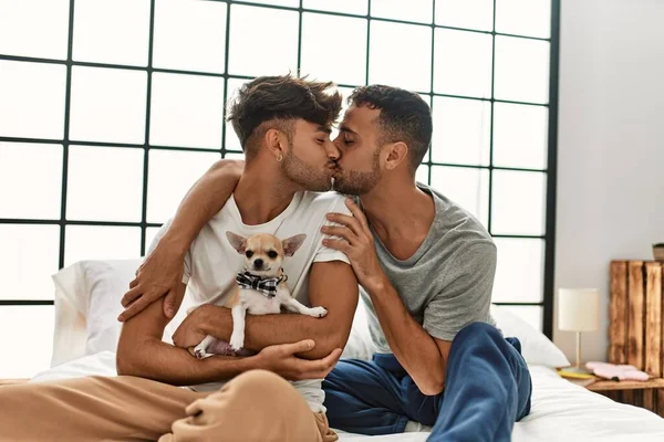 Två Latinamerikanska Män Par Kysser Och Kramar Varandra Sitter Sängen — Stockfoto