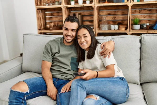 Genç Latin Çift Gülümsüyor Mutlu Bir Şekilde Evde Televizyon Izliyorlar — Stok fotoğraf