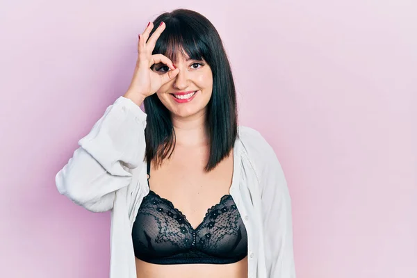 Mulher Hispânica Jovem Vestindo Lingerie Fazendo Gesto Com Mão Sorrindo — Fotografia de Stock