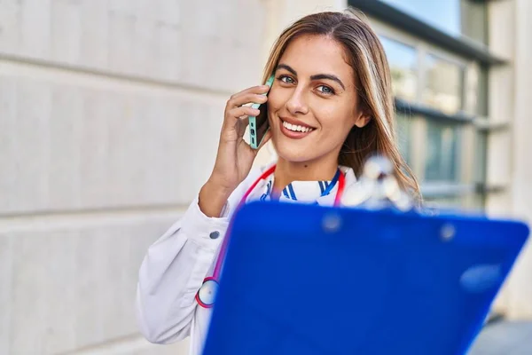 Mladá Blondýna Žena Nosí Lékařskou Uniformu Mluví Smartphone Nemocnici — Stock fotografie