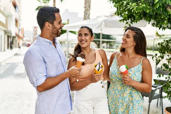 Trois Amis Hispaniques Souriant Heureux Manger Crème Glacée Ville — Photo