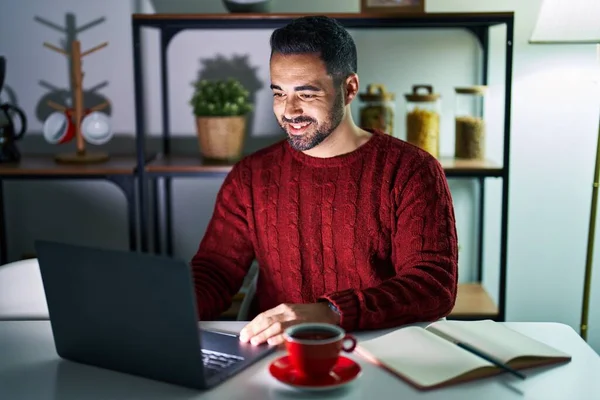 Homem Hispânico Jovem Com Barba Usando Laptop Computador Noite Casa — Fotografia de Stock