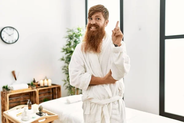 Uomo Dai Capelli Rossi Con Lunga Barba Che Indossa Accappatoio — Foto Stock