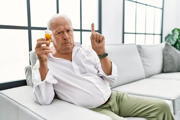 Uomo Anziano Che Tiene Pillole Puntando Cercando Triste Sconvolto Indicando — Foto Stock