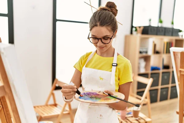 Adorable Chica Sonriendo Seguro Dibujo Estudio Arte — Foto de Stock