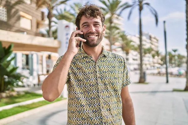 Jovem Hispânico Sorrindo Confiante Falando Smartphone Rua — Fotografia de Stock