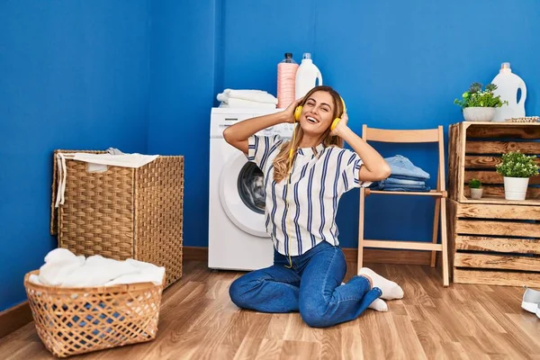 Jong Blond Vrouw Luisteren Naar Muziek Wachten Voor Wasmachine Wasruimte — Stockfoto