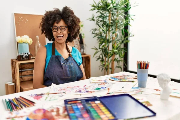 Beautiful African American Woman Afro Hair Painting Art Studio Winking — Stock Photo, Image