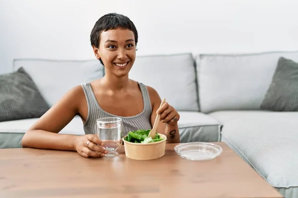Young Hispanic Woman Smiling Confident Eating Salad Home — Foto Stock