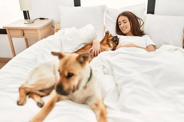 Junge Hispanische Frau Umarmt Hund Der Auf Bett Schlafzimmer Liegt — Stockfoto