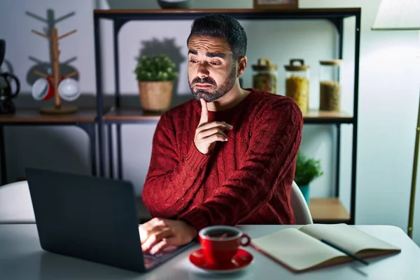 Jovem Hispânico Com Barba Usando Laptop Computador Noite Casa Pensando — Fotografia de Stock