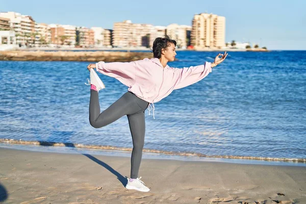 Mujer Joven Entrenando Ejercicio Yoga Pie Junto Mar — Foto de Stock