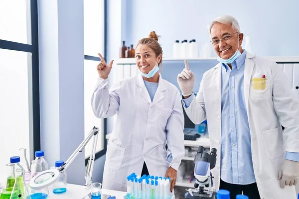 Middle Age Hispanic People Working Scientist Laboratory Smiling Idea Question — Stock Photo, Image