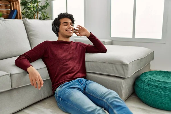 Jovem Hispânico Ouvindo Música Sentada Chão Casa — Fotografia de Stock