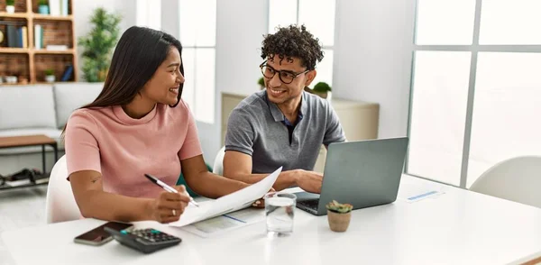 Junges Lateinisches Paar Arbeitet Mit Laptop Und Sitzt Hause Auf — Stockfoto