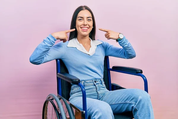 Beautiful Woman Blue Eyes Sitting Wheelchair Smiling Cheerful Showing Pointing — Foto de Stock
