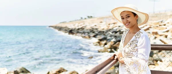 Young Hispanic Woman Smiling Confident Wearing Summer Hat Seaside — Stock Photo, Image