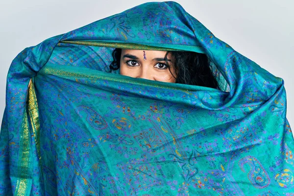 若いですインド人女性身に着けていますSariカバー頭と顔 伝統的なスカーフでエレガントなポーズをします — ストック写真