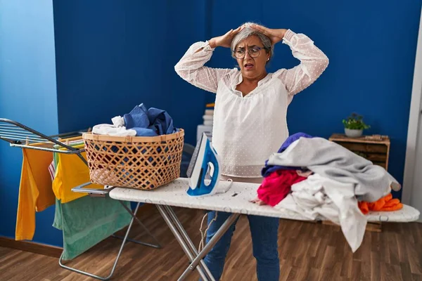 Žena Středního Věku Stresu Dělá Domácí Práce Prádelně — Stock fotografie
