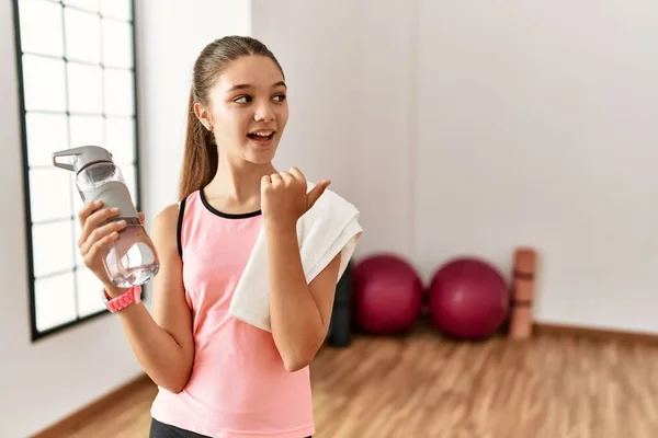 Junge Brünette Teenager Tragen Sportbekleidung Halten Wasserflasche Lächelnd Mit Glücklichem — Stockfoto