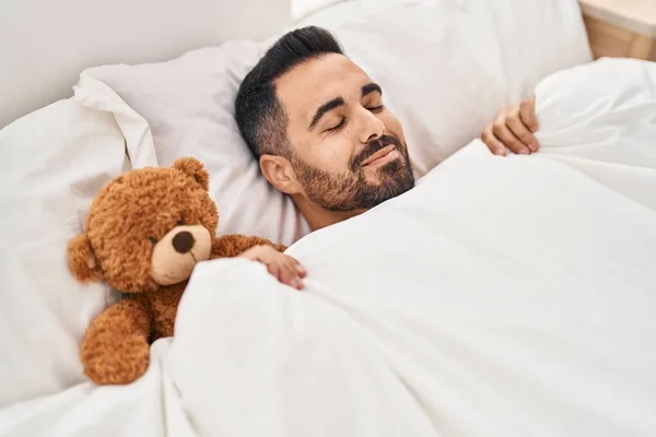 Jovem Hispânico Deitado Cama Dormindo Com Ursinho Pelúcia Quarto — Fotografia de Stock