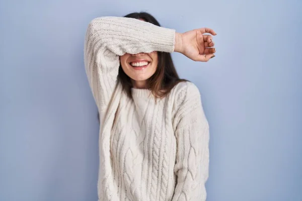 Mladá Brunetka Žena Stojící Nad Modrým Pozadím Zakrývající Oči Rukou — Stock fotografie